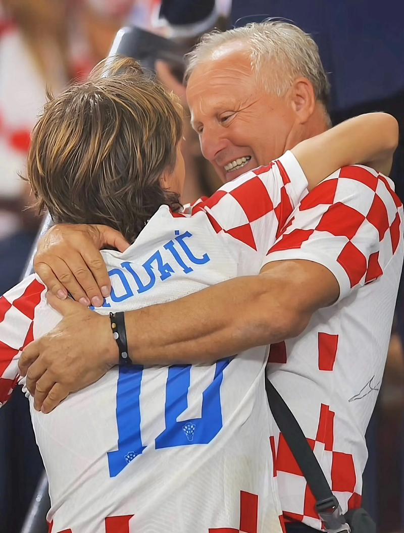 斯洛特：很不巧基耶萨病了，无论作为球员还是个人我都喜欢他