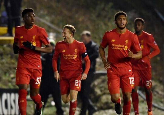 球迷看得手心冒汗