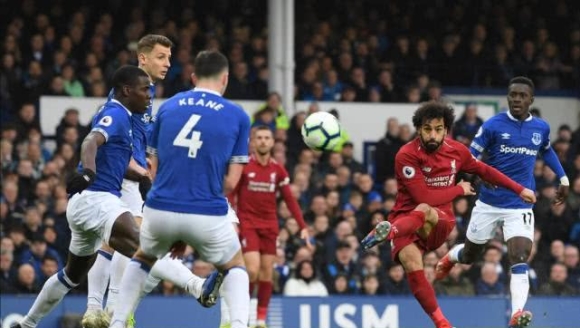 手腕骨折+肩部受伤，巴黎主席纳赛尔缠着绷带赴客场督战欧冠