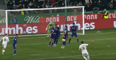 恩昆库加盟米兰后表现未达预期，面临舆论争议，需时间适应球队战术体系。